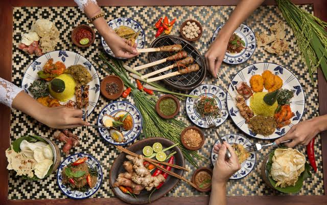 Kolase 10 kuliner khas Indonesia yang menampilkan rendang, nasi goreng, pempek, gudeg, soto ayam, sate, rawon, papeda, ayam betutu, dan coto Makassar.